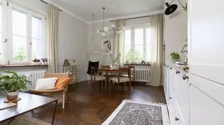 Mieszkanie urządzone w stylu mid-century modern. "Wnętrze współgra ze współczesnością" 