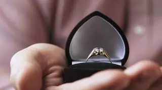 Stary pierścionek zaręczynowy w nowym związku. "Będzie przekleństwem, czy tylko ładną biżuterią"?