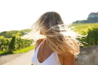 Kobieta z długimi blond włosami