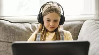 "Zdarza się, że dzieci mają silniejszą więź z ekranem niż z rodzicem". Jak uczyć najmłodszych mądrego korzystania z sieci?