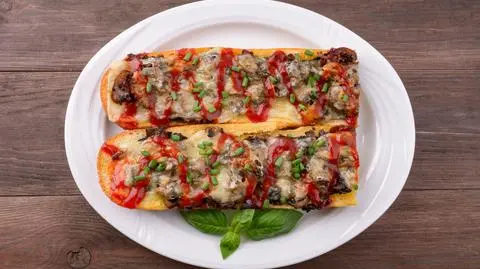 Tradycyjna zapiekanka z pieczarkami na chrupiącej bagietce i w naczyniu - jak ją przyrządzić?