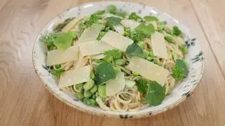 Makaron spaghetti ze szparagami, bobem i estragonem w sosie śmietanowym