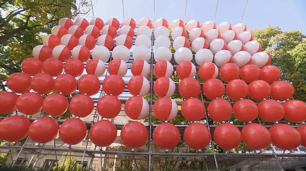 Przed budynkiem Ambasady Szwajcarii pojawiła się instalacja artystyczna z okazji 100-lecia placówki. 