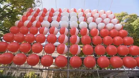 Przed budynkiem Ambasady Szwajcarii pojawiła się instalacja artystyczna z okazji 100-lecia placówki. 