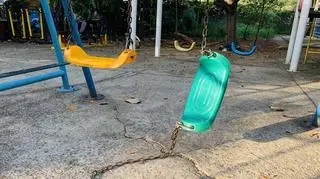 Nogi chłopca wkręciły się w karuzelę na placu zabaw. "Zwijał się z bólu i ciężko było go uspokoić"