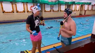 Ten nietypowy sport pozwala zachować formę zimą. Na czym polega podwodny hokej? 