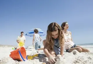 Ferie zimowe na plaży? Wiemy, jakie ciepłe kraje najchętniej wybierają Polacy zimą 