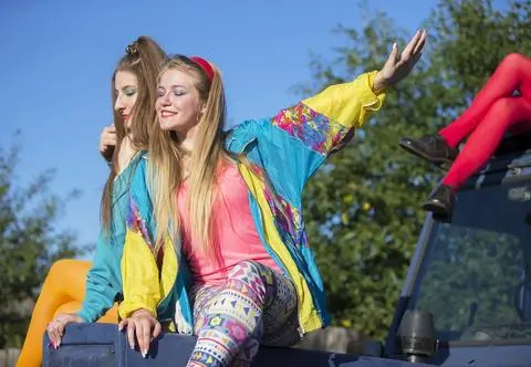 Moda męska i damska z lat 80. – jaka była? Cechy charakterystyczne, inspiracje