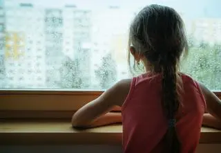 10-latka spadła z drugiego piętra. "W wyniku nieporozumienia w rodzinie chciała wyjść"