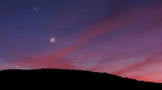 Księżyc na tle kolorowych chmur