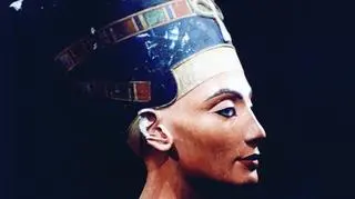 Nefertiti słynęła nie tylko z ładnej twarzy. Wraz z mężem wywróciła życie Egipcjan do góry nogami