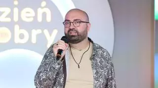 Sebastian Górecki oczarował widzów Dzień Dobry TVN z piosenką "Poskładani z okruchów szczęścia"
