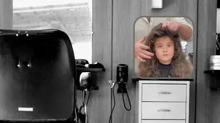 Miał włosy jak syrena. Teraz wygląda jak dostojny książę. "Niesamowita metamorfoza"