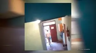 Żyją w panicznym strachu przed sąsiadem. "Chwycił mnie i rzucił na podłogę i przycisnął kolanem"