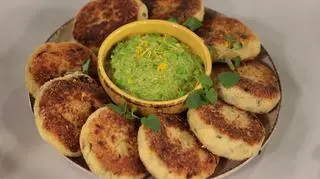 Kotlety ziemniaczane w sosie z zielonego groszku 