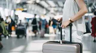 Sposób na ominięcie kolejki na lotnisku podbił TikToka. Trik podróżnych wprowadza chaos przy odprawie