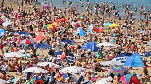 Tłumy plażowiczów na Mierzei Wiślanej przeraziły internautów. "To żaden wypoczynek"