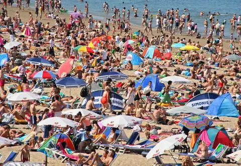 Tłumy plażowiczów na Mierzei Wiślanej przeraziły internautów. "To żaden wypoczynek"