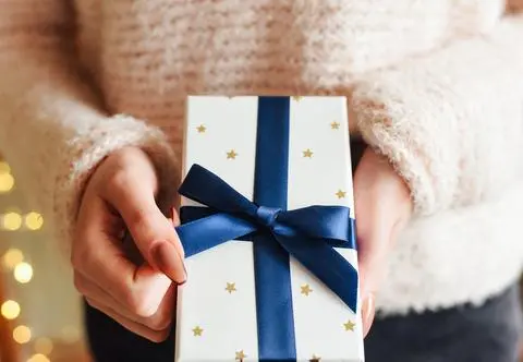 Bow Nails to najpiękniejszy świąteczny manicure. Ta delikatna stylizacja robi wrażenie 