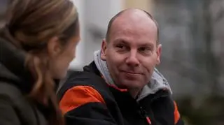 "Upadłem z trzeciego piętra i dostałem drugie życie". Historia Grzegorza, który wygrał z trudną przeszłością