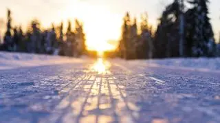 Śliska i zaśnieżona droga