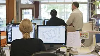 Politycy pracują nad zmianami w kodeksie pracy. Co się kryje za zasadą domniemanego etatu?  