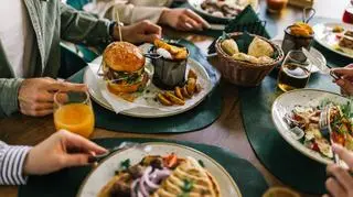 Kara dla nastolatków za skandaliczne zachowanie w restauracji. Rodzice zapłacą miliony