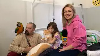 Papugi odwiedzają dzieci w szpitalu 