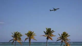 Pasażer na gapę spowodował gigantyczne opóźnienia. Podróżni utknęli w raju na 36 godzin