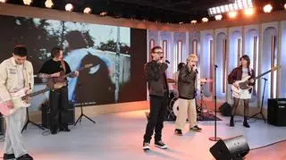 Zespół Sad Smiles i Arek Kłusowski na scenie Dzień Dobry TVN