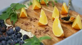 "Tiramisu" borówkowe, z maślaną kruszonką, miętą i śmietanowym kremem