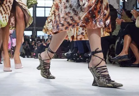 Kontrowersyjny trend wkrótce opanuje ulice. Czym są gorsetowe buty?