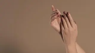 Fashionistki oszalały na punkcie "cappuccino nails". Co to za trend?