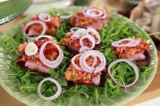 Śledzie z suszonymi pomidorami