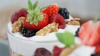Pucharki z owocami i kremem 