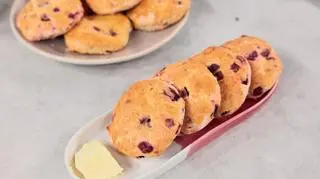 Scones - angielskie bułeczki śniadaniowe z kawałkami buraka