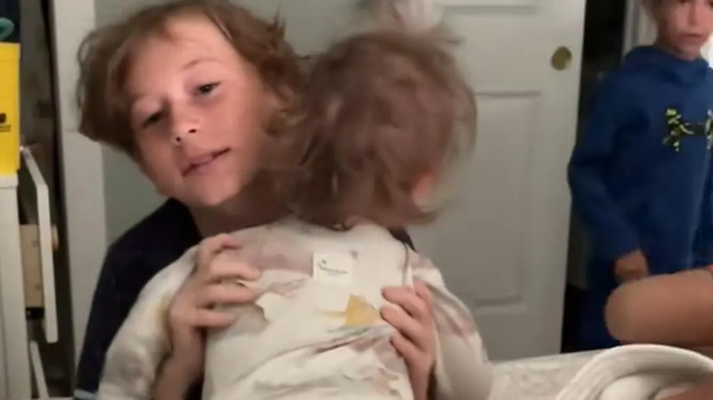 Nagranie mamy podbija sieć. Trzej bracia "kradną" młodszą siostrę z łóżka