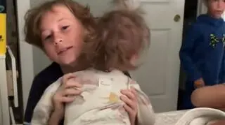 Nagranie mamy podbija sieć. Trzej bracia "kradną" młodszą siostrę z łóżka