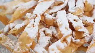 Domowe faworki w trzech pysznych wariantach. Takie jak z cukierni