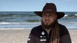 Mateusz Waligóra wyruszył wzdłuż Bałtyku. "Kiedy idziesz, zapamiętasz wszystkie zapachy, dźwięki, spotkania z ludźmi"