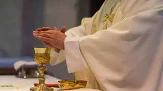 Ksiądz przy ołtarzu