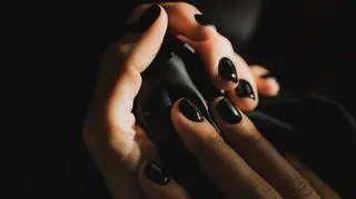 Pończochowy manicure to must have tego sezonu. Oto najmodniejsze paznokcie na jesień 2025