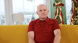 Był w kryzysie bezdomności, spał na klatce schodowej, dziś pomaga innym. "Ludzie potrzebują dobrego słowa, podania dłoni"