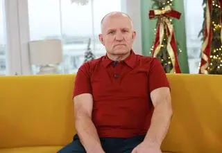 Był w kryzysie bezdomności, spał na klatce schodowej, dziś pomaga innym. "Ludzie potrzebują dobrego słowa, podania dłoni"