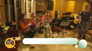 Zamiast z Aśką - dla Aśki. Kabaret w służbie serca – napisy