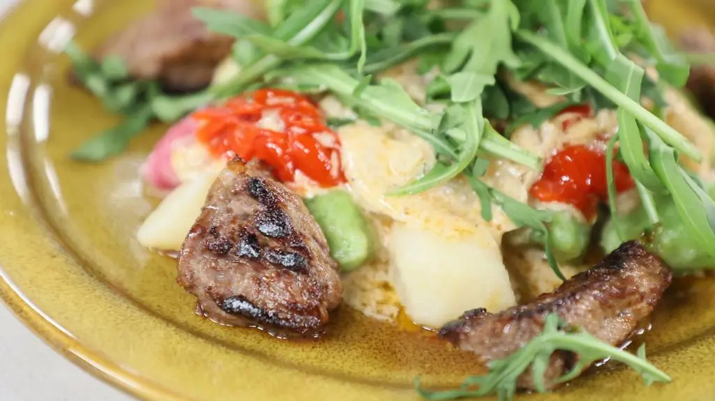 Kolorowe gnocchi z wołowiną