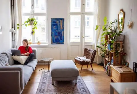 Już nie "boho beże" i "scandi szarości". Jak wygląda najmodniejszy odcień oxblood?