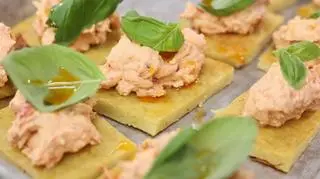 Pieczony placek ziemniaczany z kremem z trzech serów i suszonych pomidorów