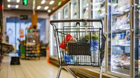 W sklepach sieci Biedronka przy kasach pojawiły się specjalne informacje. Sieć wyjaśnia