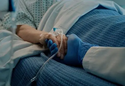 Oblał matkę łatwopalną substancją i podpalił. Grozi mu 10 lat więzienia